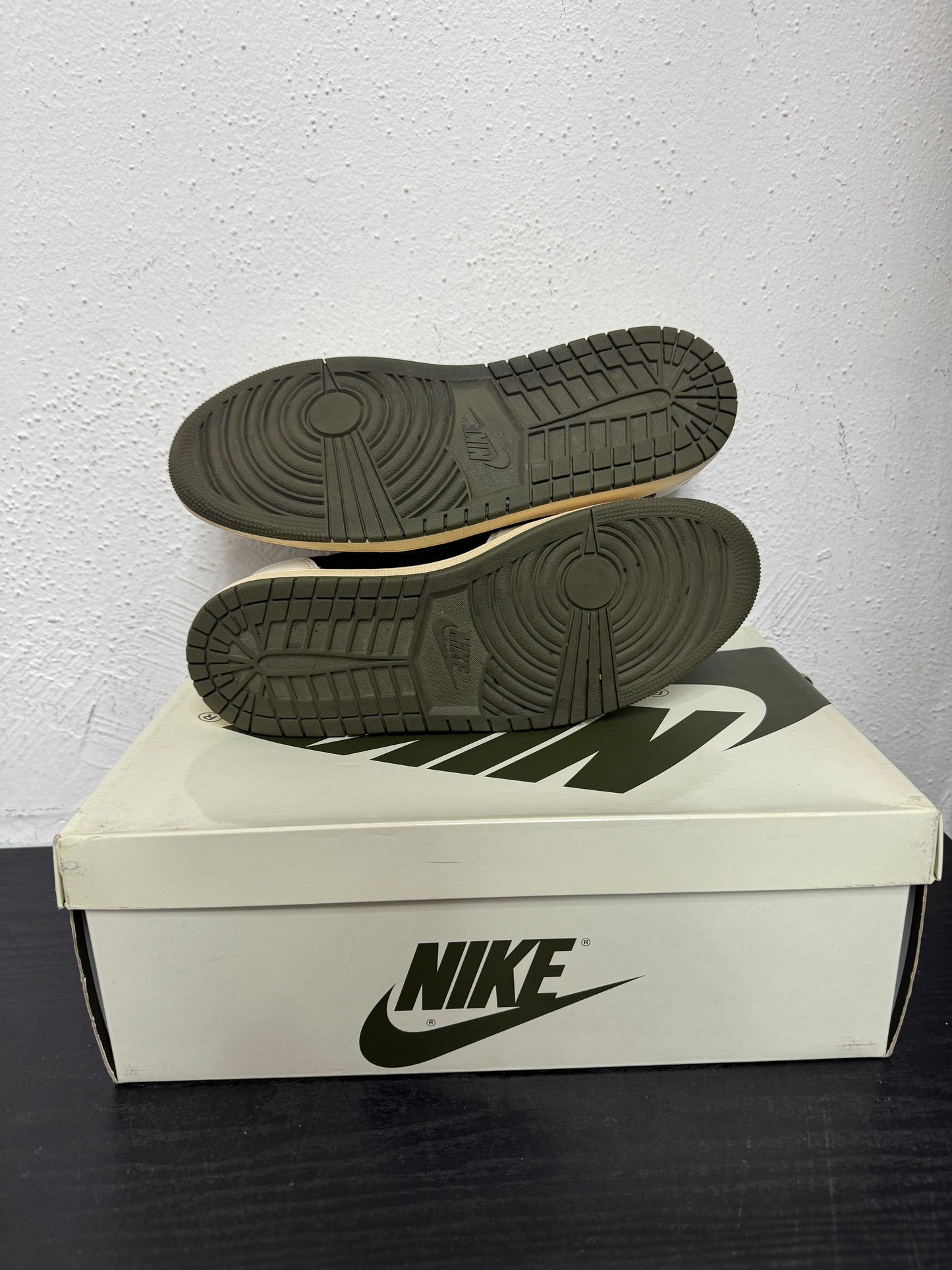 JORDAN 1 LOW TRAVIS OLIVE (USED)
