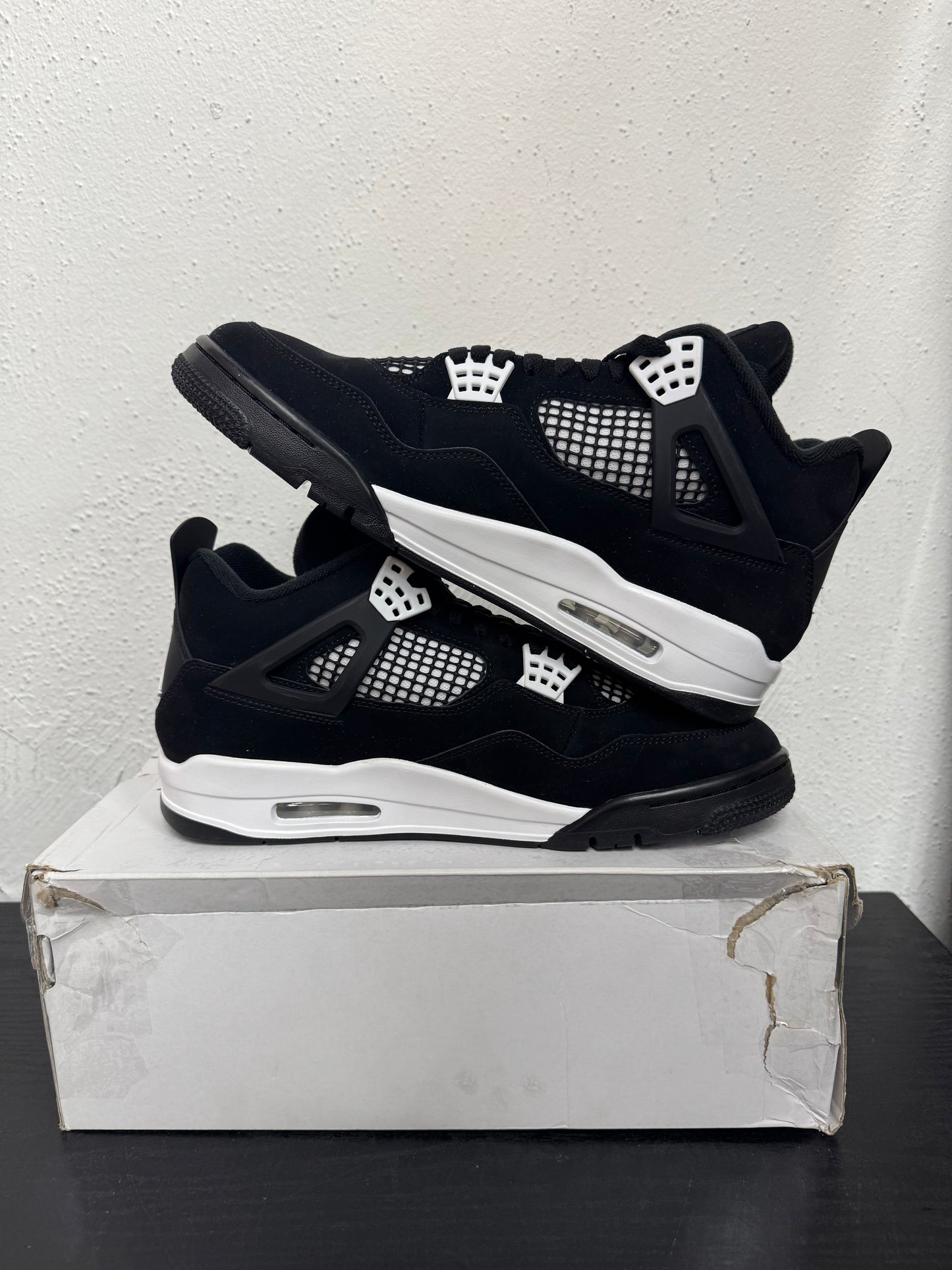 JORDAN 4 WHITE THUNDER