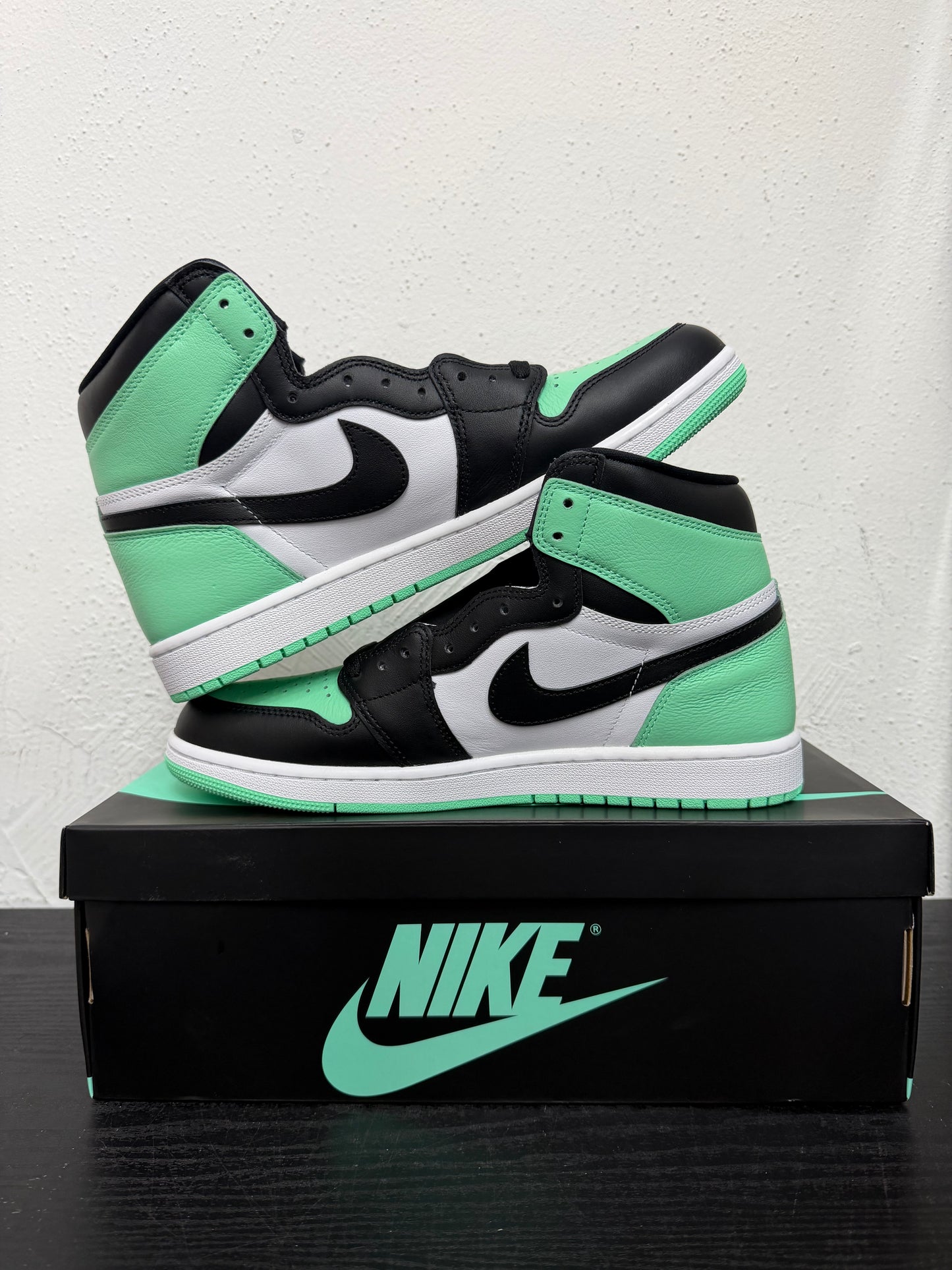 JORDAN 1 GREEN GLOW