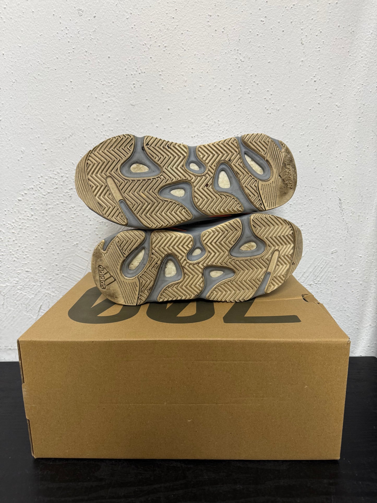 YEEZY 700 INTERIA (USED