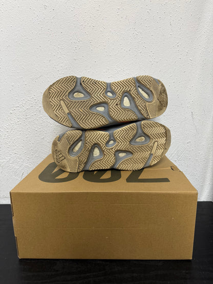 YEEZY 700 INTERIA (USED